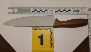 Vzal na něj nůž. Mladík zaútočil na muže kvůli penězům