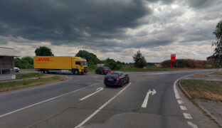 Zachrání přetíženou křižovatku kruháč? Doplní ji stezka pro pěší