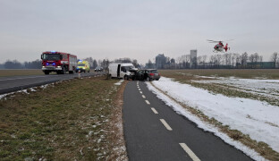 AKTUÁLNĚ: Tři zranění při vážné nehodě. Letí pro ně vrtulník