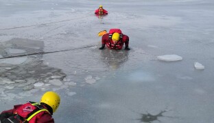 Hasiči trénovali záchranu mezi ledovými krami