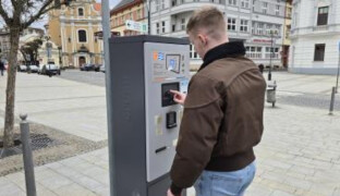 Konec papírovým parkovacím lístkům. Přerov zavádí plně digitální systém