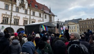 Děláme to za banán a koláček, říká Posníková. Olomoučtí na Horním náměstí znovu demonstrovali