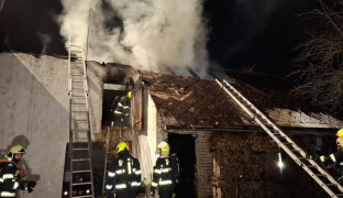 AKTUÁLNĚ: Hasiči zasahují u požáru dvou objektů