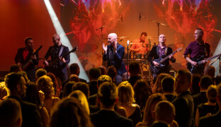 FOTO: Zářivé šaty, největší výstřih i odhalené nohy. Podívejte se na letošní plesovou módu