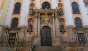 Zlaté obrazy zdobí kostel. Začíná postní doba