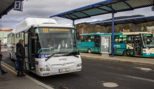 Zpožděné autobusy a přesunutá zastávka. Přerov plánuje uzavírku