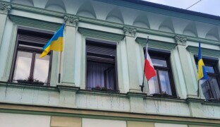 Na přerovské radnici vlaje ukrajinská vlajka. Olomouc je v den výročí bez připomínky