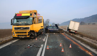 Náraz auto odhodil, před ním stál ale řidič. Muž nehodu nepřežil
