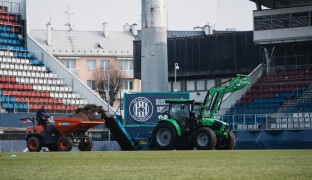 Sigma finišuje s výměnou trávníku