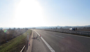 Utrpěl vážná zranění. Po srážce cyklisty a osobního vozidla vzlétnul vrtulník