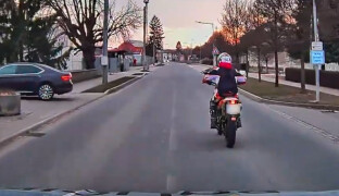 VIDEO: V sobotu mu vzali řidičák, v úterý jej stavěli znovu. Motorkář daleko nedojel