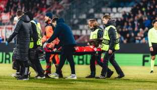 Silas při odvetě nepomůže. Zlomil si nohu