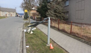 Strhl datový kabel, vyvrátil elektrické sloupy. Traktorista měl smolný den