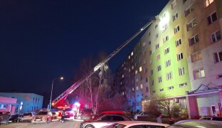 AKTUÁLNĚ: Na Nových Sadech hoří. Balkon jednoho z bytu hasily tři jednotky