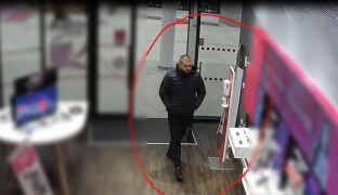 Policie pátrá po muži, který by mohl objasnit desetitisícovou krádež. Poznáváte ho?