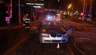 Auto v plamenech a alkohol v krvi. Řidička jízdu nezvládla