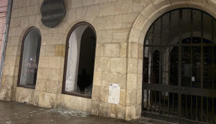 Výlohu zelináře z Dolňáku zdemoloval vandal. Nedoběhl daleko