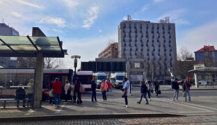 Po měsících je zpět. Rozbitá tabule na nádraží znovu funguje