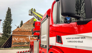 AKTUÁLNĚ: Hasiči zasahují na sídlišti v Lošticích, u destrukce