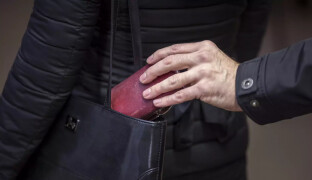 Sluníčko láká ven. Jak se ubránit kapsářům? Radí strážníci z Olomouce