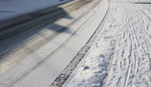 Řidiči, pozor. Silnice vyžadují zvýšenou opatrnost. Nebezpečí hrozí kvůli sněhu
