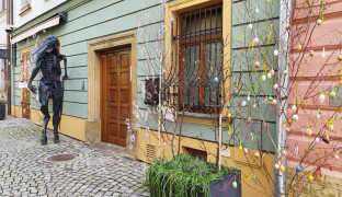 Šemberka opět hraje velikonočními barvami. Děti vytvořily výzdobu na svátky