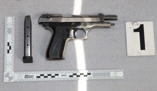 Pro rum šel na benzinku s pistolí. A sám se udal