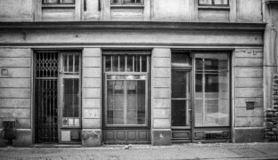 FOTO: Výlohy jako svědkyně doby. Fotograf po 46 letech znovu zachytil centrum města