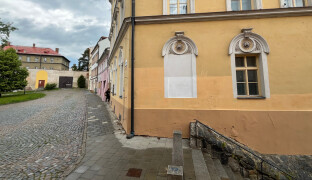 Vybílil průchod, zamaloval graffiti na škole. Místům vrací důstojnost na vlastní náklady