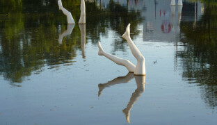 Z jezírka budou trčet nohy. Olomouc se připravuje na další sochy
