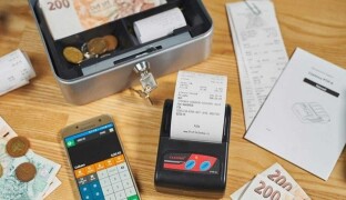 Zloděj ukradl trezor s penězi klientů. Olomoucké P-centrum spustilo sbírku