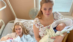 Z drobných miminek maminkami. Do olomoucké porodnice se vrátily po 29 letech