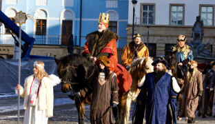 FOTOREPORT: Zpěv, koruny a kadidlo. Tři králové dorazili do Olomouce