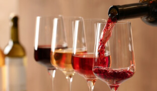 Ve Velkém Týnci se jaro vítá vínem. Město zve na tradiční košt