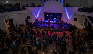 Křiváky místo smokingu. Třetí ročník netradičního plesu sklidil v Olomouci úspěch
