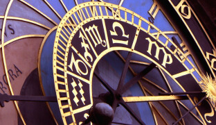 Čtvrteční horoskop: Blíženci, váš šarm nezná mezí. Panny, nenápadný kompliment vám zlepší den