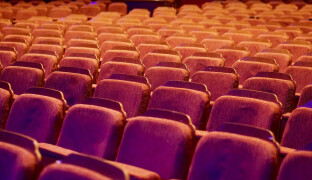 Plný sál? Dražší vstupné. Hitovky z divadla a filharmonie zdraží nejvíc