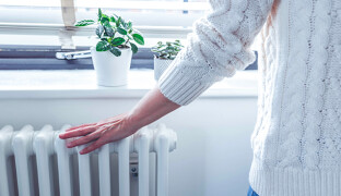 Jak si doma přitopit v chladných dnech a zbytečně nepřeplácet za energie