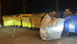 Odpad nechal u kontejnerů a zmizel. Nepořádek museli řešit strážníci