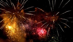 Kde ještě bouchne ohňostroj a kde už ne? Města mění podobu silvestrovských oslav