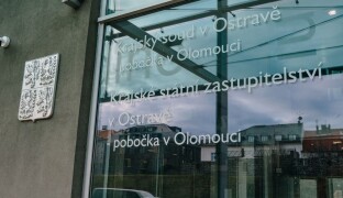 Obžalovaní se u soudu přiznali. Luxusní vila shořela kvůli pojistce
