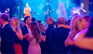 Z přehlídkových mol na olomoucké parkety: Jak ovládnout plesovou sezónu 2026