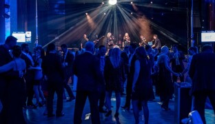 Do tří minut prázdný sál. Hasiči evakuovali Floru