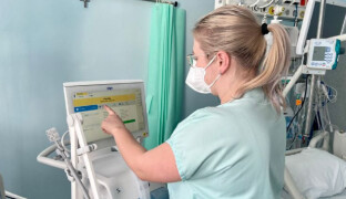 Endometrióza může ženám zásadně komplikovat život. Bolest ale není normou, říká primář Trhlík