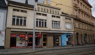 Zapomenuté stavby: Cukrárna U Kotrbáčka. Vyhlášený podnik připomíná pouze starý nápis