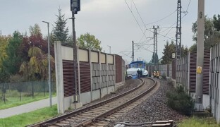 Dopravu na trati u Bohdíkova zastavila nehoda s autem, řidič se zranil