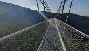 VIDEO: Nejdelší visutý most na světě. Pne se 95 metrů nad zemí