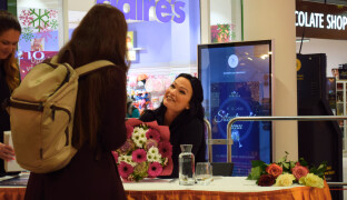 FOTOREPORT: Podepisovala se i na tělo. Fanoušci si na Tarju Turunen počkali