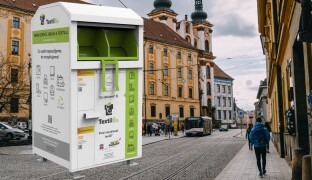 Oblečení končí i na chodníku. Tabulový vrch hledá z textilní krize