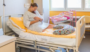 Rekonstrukce šternberské porodnice míří do finále. Maminky už mají víc soukromí